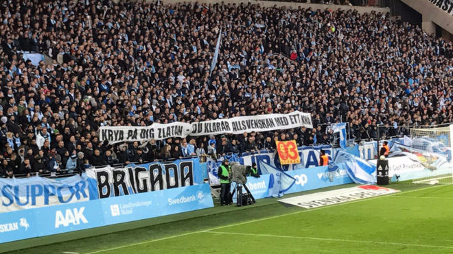 Pancarta de apoyo a Ibrahimovic de los aficionados del Malmoe.