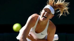 Sharapova sirve en en encuentro de Wimbledon en 2015.