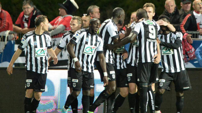 Los jugadores del Angers celebran su gol.