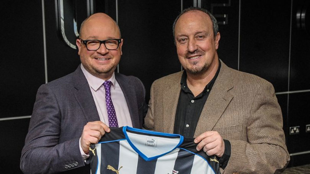 El presidente del Newcastle junto a Rafa Benitez el da de la...
