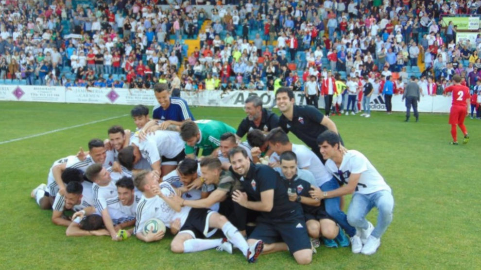 Los jugadores del Salmantino celebran el ascenso a Tercera divisin.