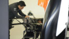 Mecnicos de McLaren, trabajando en el montaje del MCL32 en Rusia.