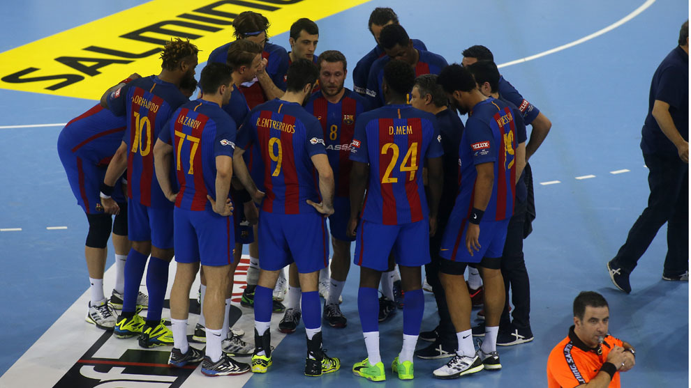 Los jugadores y el tcnico del Barcelona durante un partido de...