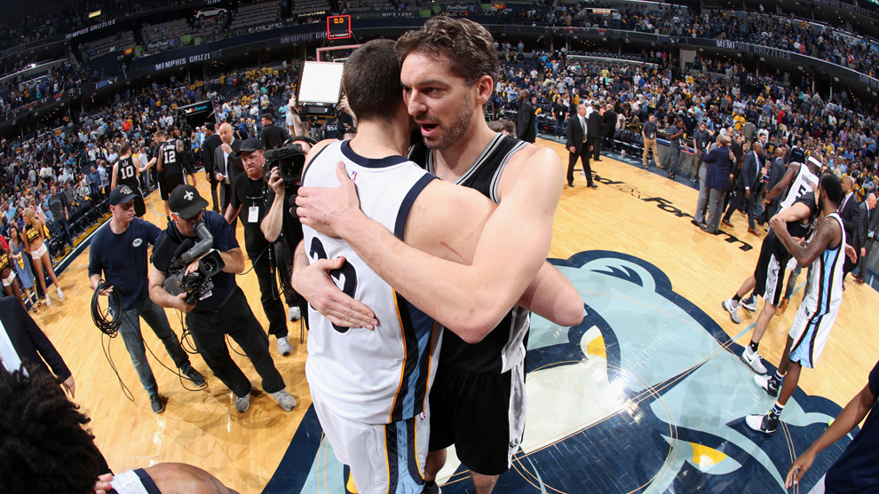 Pau Gasol abrazando a Marc tras eliminar los Spurs a los Grizzlies