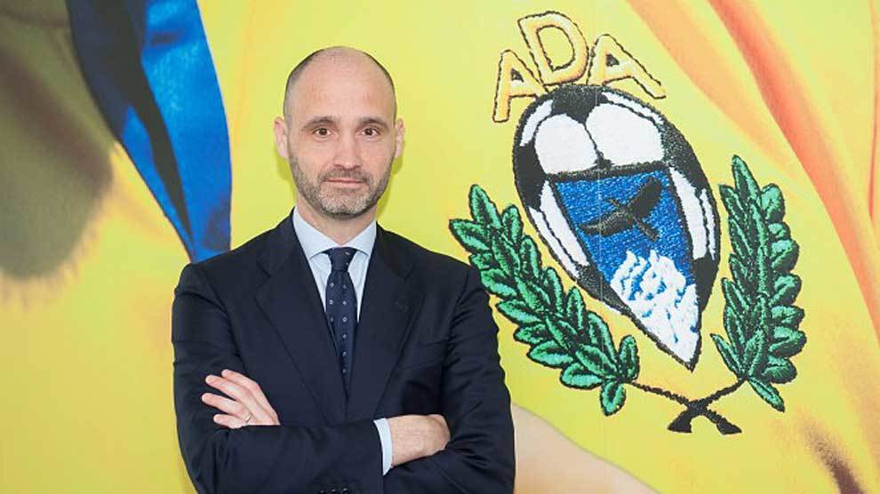 Ignacio Legido posa delante del escudo del club madrileo