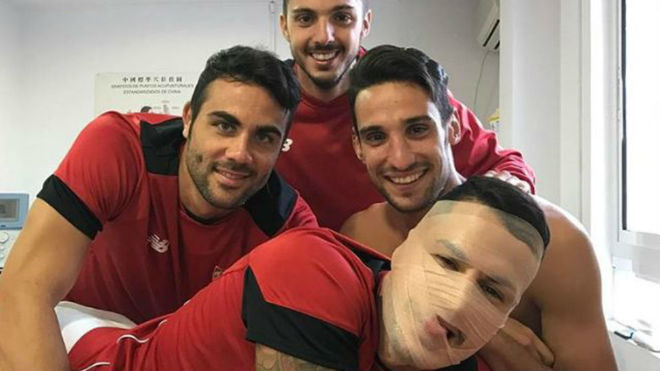 Sarabia, Iborra, Rico y Vitolo, con la cabeza vendada, en la foto...