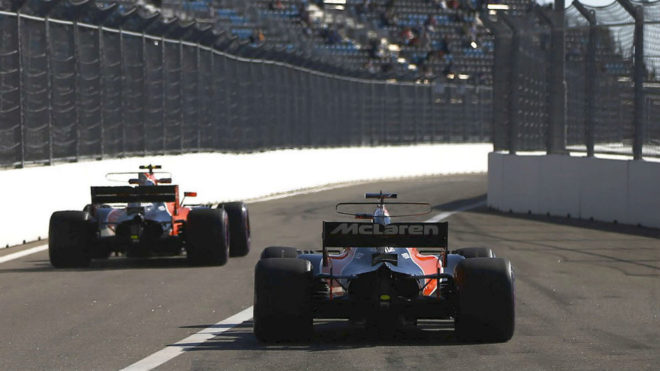 Alonso y Vandoorne salen a la pista de Sochi.