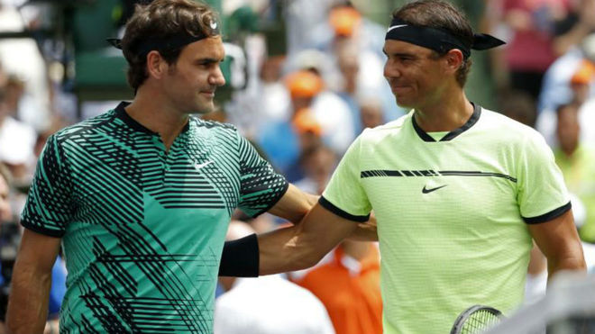 Roger Federer y Rafael Nadal se saludan tras un partido.
