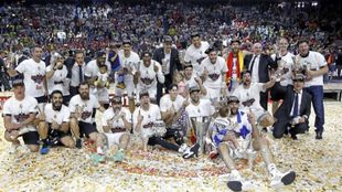Los jugadores del Madrid celebran el ttulo de Euroliga conquistado...