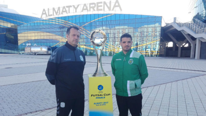 Jess Velasco y Nuno Dias posan frente al Almaty Arena con el trofeo...