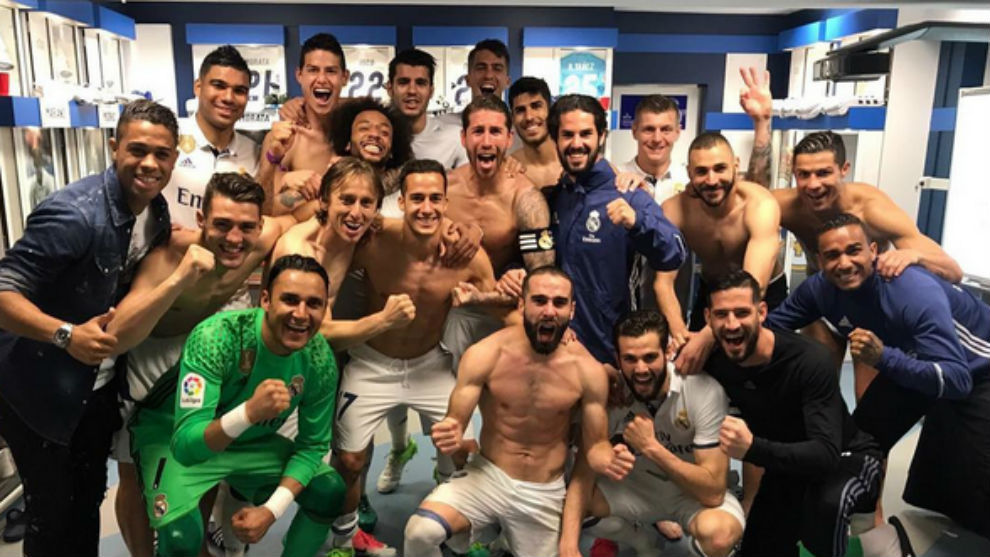 Los jugadores del Madrid celebran el triunfo en el vestuario.