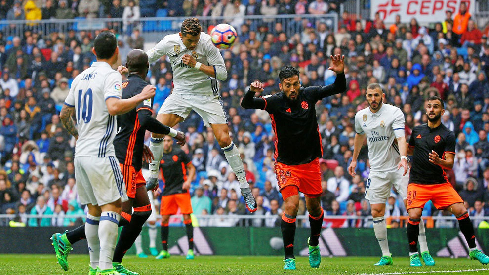 Cristiano Ronaldo marcando un gol con la cabeza en el punto de penalti