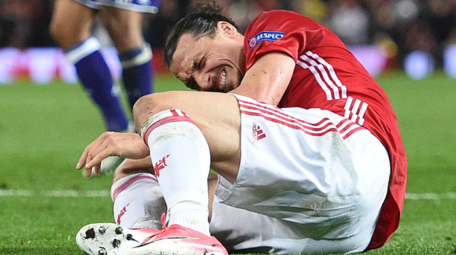 Ibrahimovic, en el momento de lesionarse su rodilla.