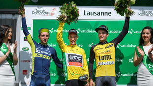 Yates, segundo (a la izquierda), el ganador, Porte y Roglic, en el...