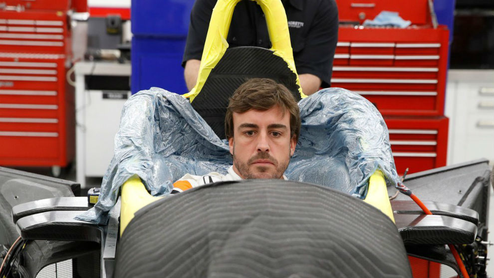 Fernando Alonso probando el nuevo asiento de la IndyCar
