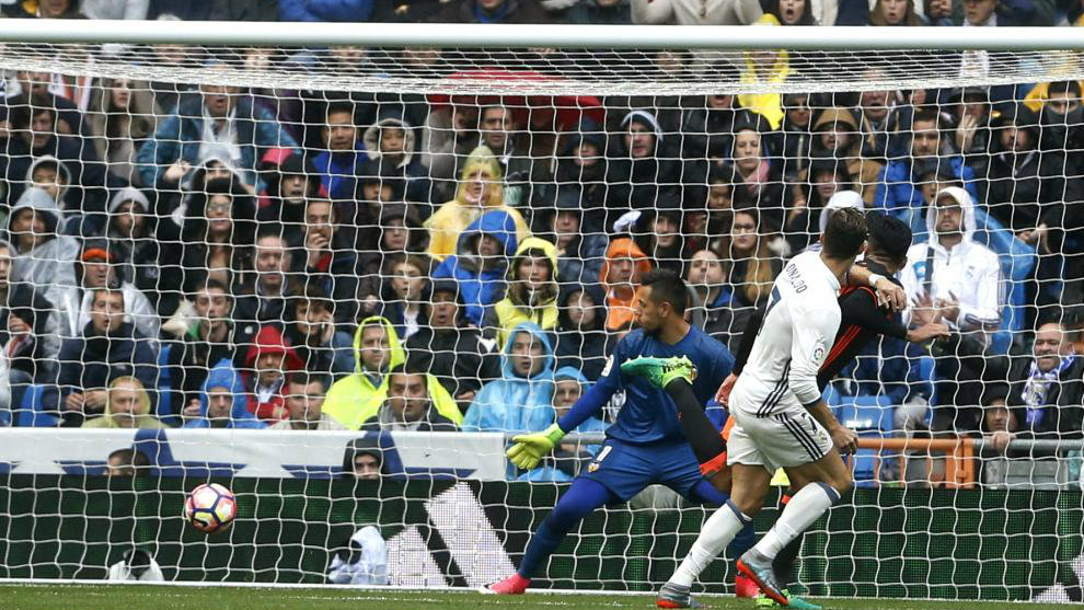 Alves no puede evitar el gol de Cristiano Ronaldo en el Bernabu.