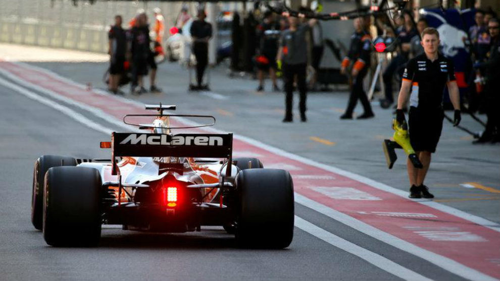El McLaren entrando a boxes