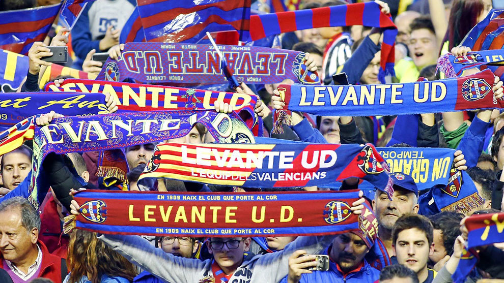 Los aficionados del Levante lucen las bufandas de su equipo en el...