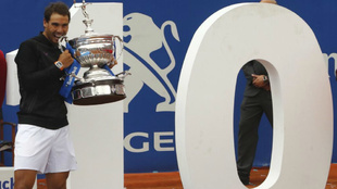 Rafael Nadal posa con su dcimo trofeo