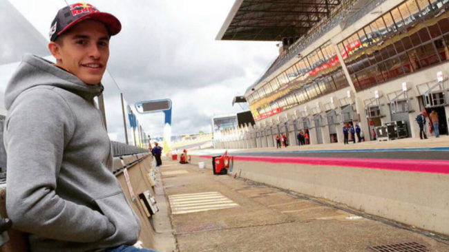 Marc Mrquez, en Le Mans, esperando a que se seque la pista.