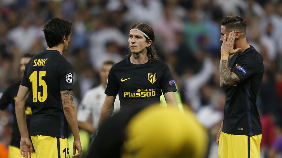 Savic, Filipe Luis y Torres, decepcionados tras el partido de ayer.
