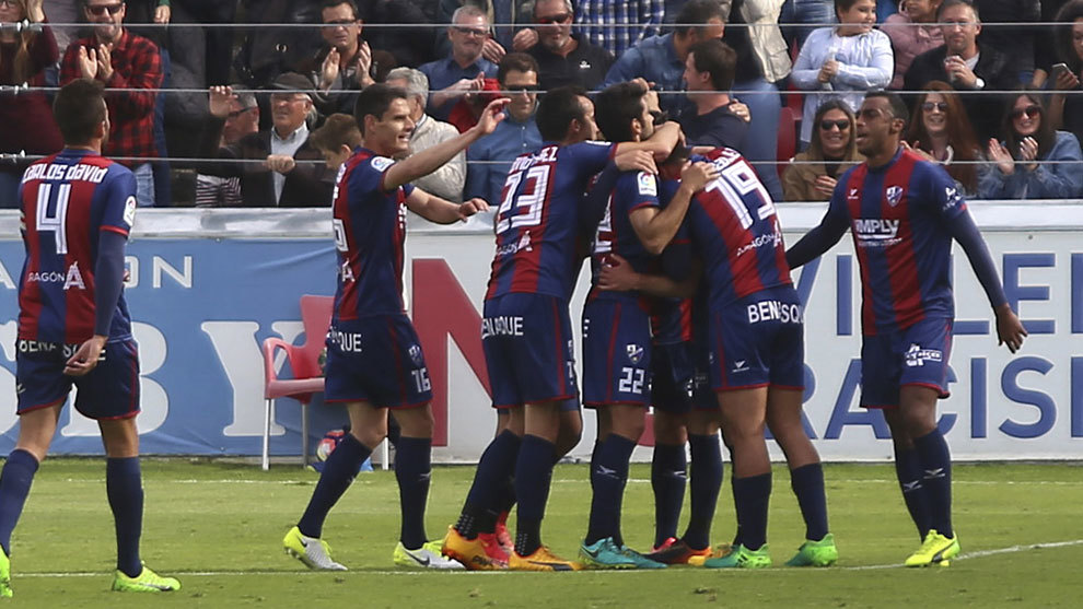 Jugadores del Huesca celebrando un gol ante el Rayo Vallecano