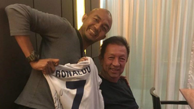 Peter Lim posa junto al ex futbolista indonesio, Leo Saputra.