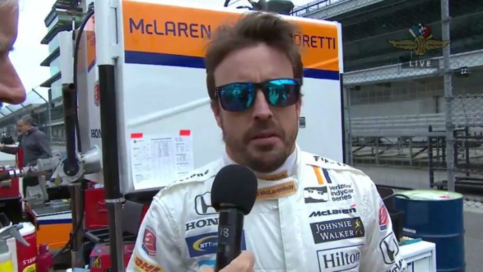 Alonso realiza sus primeras declaraciones a pie de pista en Indy.