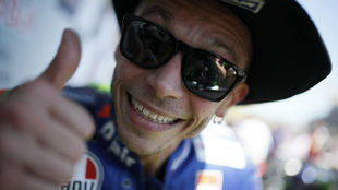 Valentino Rossi, muy sonriente en un circuito.