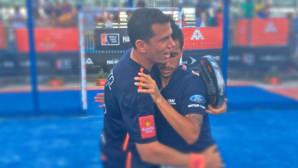 Paquito Navarro y Sanyo Gutirrez se abrazan tras su triunfo en...