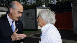 Vicen Aguilera charla junto a Bernie Ecclestone en el circuito de...