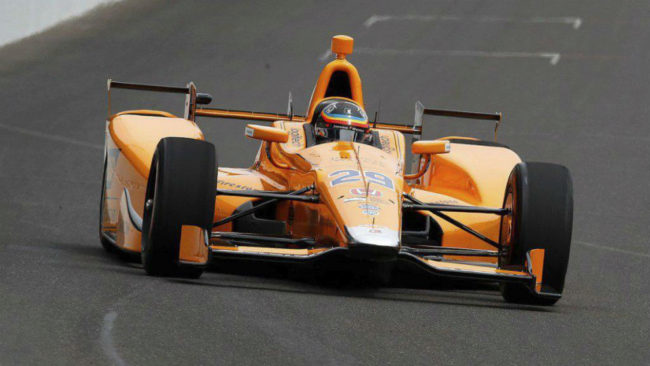 Fernando Alonso pilota el McLaren Andretti en el valo de...