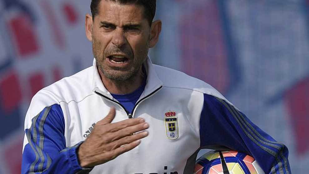 Fernando Hierro gesticula durante un entrenamiento reciente del Oviedo