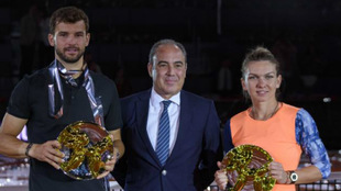Dimitrov y Halep con sus trofeos