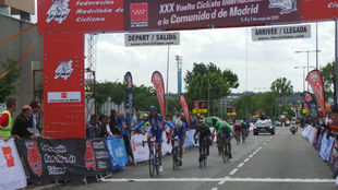 Alarcn celebrando en meta su triunfo de etapa en Madrid.