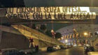 Imagen de la pancarta y los maniques colgados cerca del Coliseo