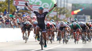 Lukas Pstlberger celebrando su triunfo de etapa en el Giro.
