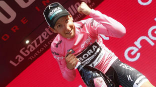 Lukas Pstlberger en el podio como primer lder del Giro de Italia.