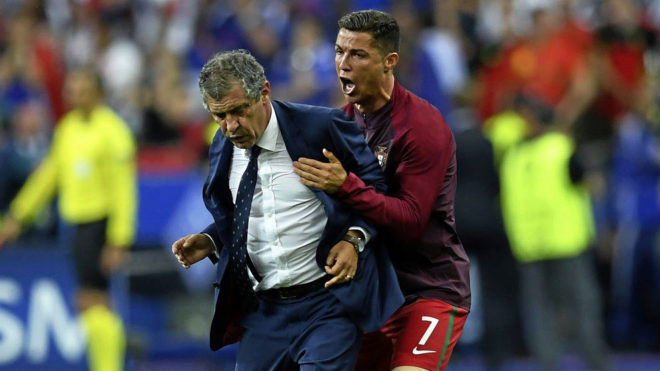 Cristiano abraza a Fernando Santos durante la pasada Eurocopa que...