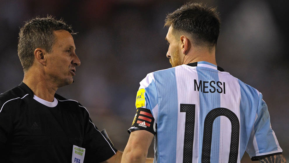 El lnea, Emerson Augusto de Carvalho, advierte a Leo Messi