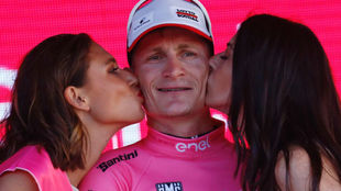 Greipel en el podio como lder del Giro.