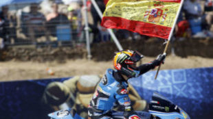 Aarn Canet celebra su victoria en Jerez con una bandera de Espaa.