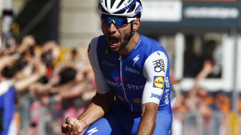 Fernando Gaviria celebrando su primer triunfo en un Giro de Italia.