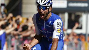 Fernando Gaviria celebrando su primer triunfo en un Giro de Italia.