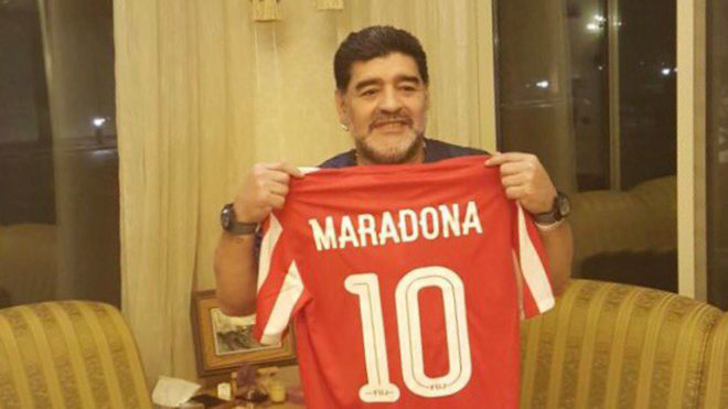 Maradona posa con la camiseta de su nuevo equipo.