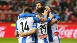 Varios jugadores del Espanyol se abrazan en la celebracin de un gol.