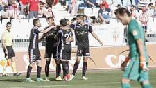Los jugadores del Valladolid celebran el gol de Ral de Toms ante...