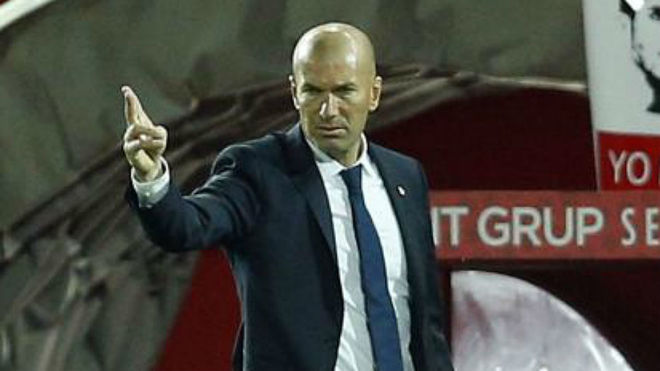 Zidane da instrucciones en el Nuevo Los Crmenes