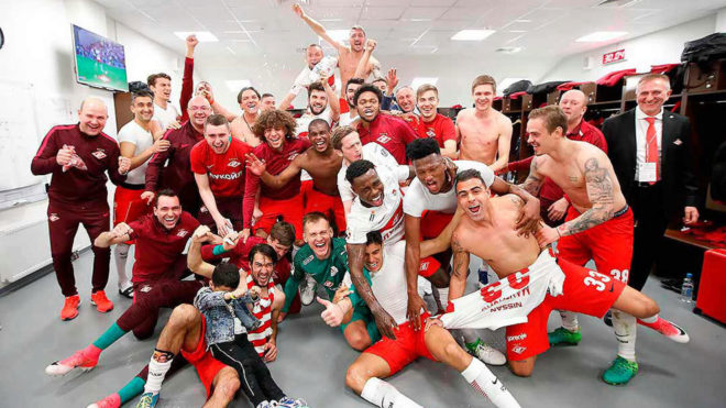 Los jugadores del Spartak celebran su ttulo de Liga.
