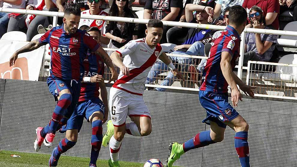 El rayista lex Moreno, rodeado por jugadores del Levante durante el...